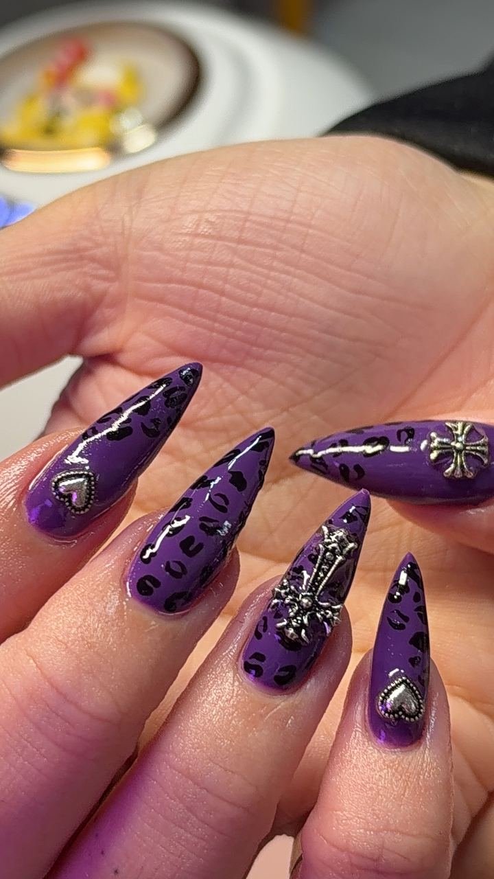 Alongamento stiletto roxo com nail art em preto e prata, feito pela BN Nails
