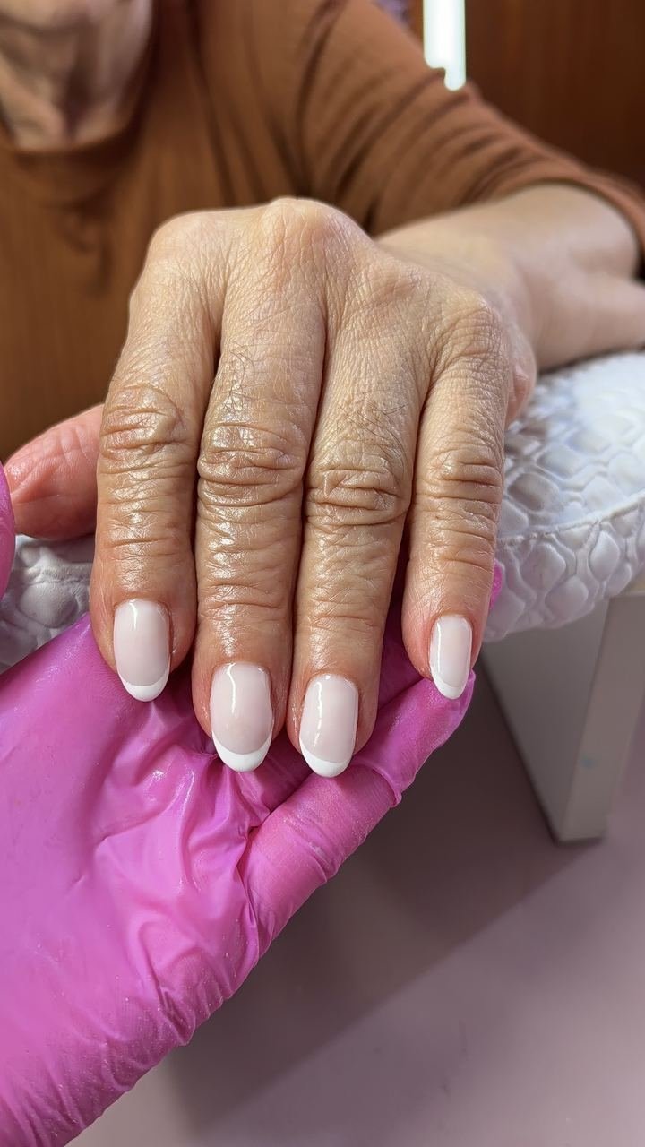 Blindagem com francesinha branca em unhas naturais