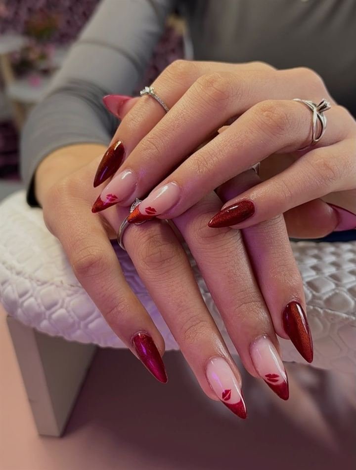 Alongamento amendoado em vermelho e nude com francesinha